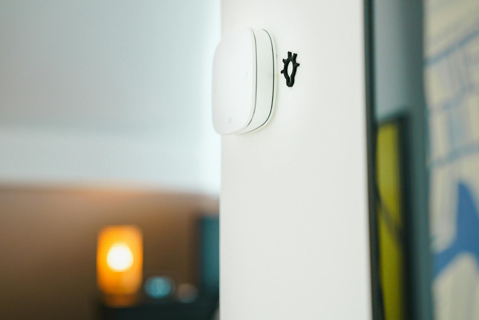 Smart Light Bulbs vs Smart Plugs: Which Is Best for Your Smart Home Setup?